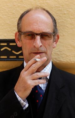 Jeremy Wheeler interpreta Tuxedo Man