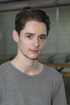Paris Fitzpatrick interpreta Dancer