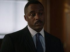 Samuel Ray Gates interpreta Detective Thompson