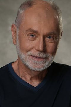 Robert David Hall interpreta Al Robbins