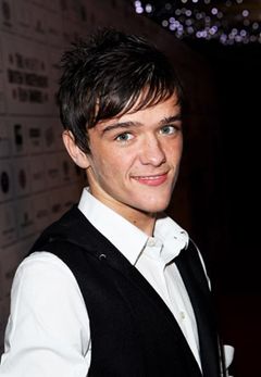 George Sampson interpreta Eddie