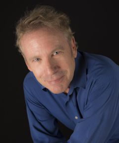 Steve Blackwood interpreta Richard Harrison