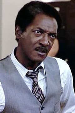 Gilbert R. Hill interpreta Insp. Douglas Todd