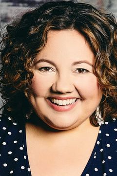Emily Nelson interpreta Hilary