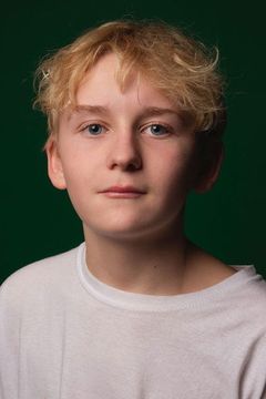 Patrick Buckley interpreta Prince Edward