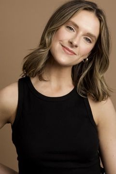 Eilise Patton interpreta Janine (voice)