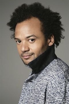 Fabrice Eboué interpreta (voice) (uncredited)