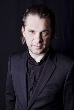 Hans Teeuwen interpreta Tinus (voice)