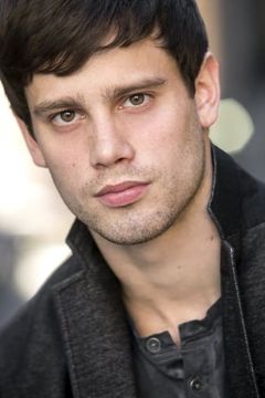 Chris Zurcher interpreta Derek