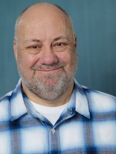 Bob Bouchard interpreta Movie Patron (uncredited)