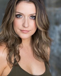 Bailey Anne Borders interpreta Julia