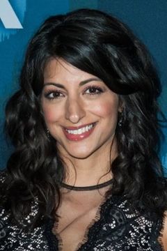Meera Rohit Kumbhani interpreta Ashley