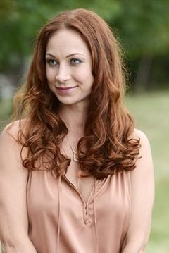 Sadie LeBlanc interpreta Holly