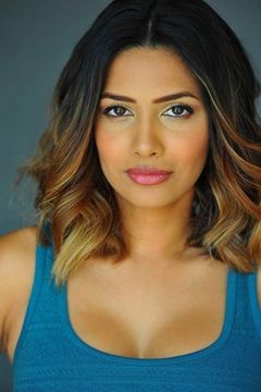 Nosheen Phoenix interpreta Gina