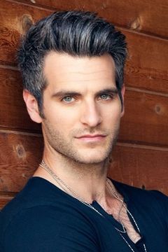 Alan Powell interpreta Mike McQuigg