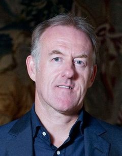 Michael Robinson interpreta Surgeon