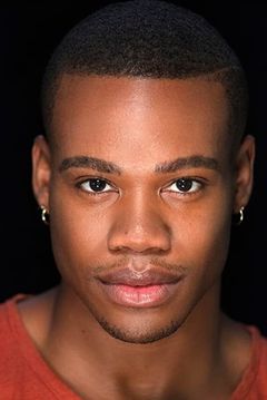 Justin Sams interpreta Jay