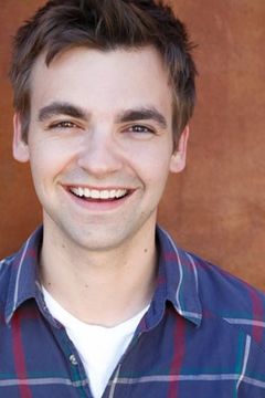 Drew Tarver interpreta Pop