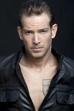 Sean Brosnan interpreta Vince