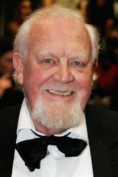 Joss Ackland interpreta Milton Kendrick Ashtoncroft