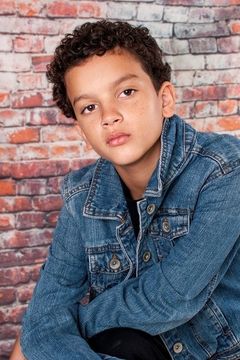 Jesse Schratz interpreta Gotham City Sick Kid (uncredited)