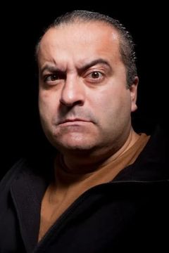 Rick Cordeiro interpreta Taxi Driver (uncredited)