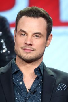 Dean Sheremet interpreta Cheerleader in Front of School