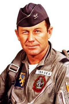 Chuck Yeager interpreta Party Guest
