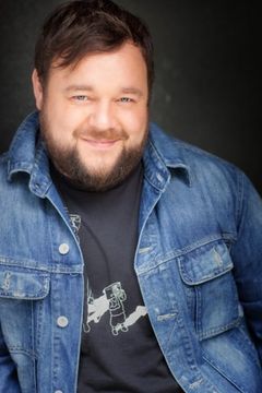 Chris Gauthier interpreta Mr. Geldon