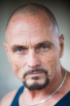 Dennis Keiffer interpreta Manno's Sidekick #1