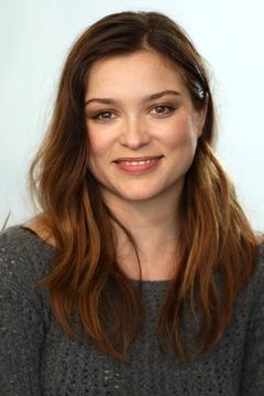 Sophie Cookson interpreta Roxy
