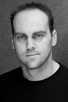 Mike Duncan interpreta Baron