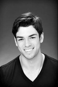 Frankie Louis Mulcahy interpreta Young Operator in Quiet Room