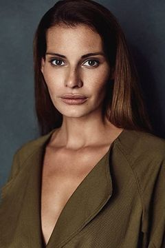 Rebecca Kunikowski interpreta Jungle Warrior Fey