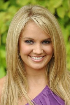 Tiffany Thornton interpreta Karen