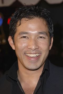 Yao Chin interpreta Mac