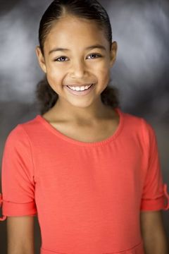 Millie Davis interpreta Hope