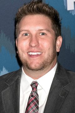 Nate Torrence interpreta Lloyd