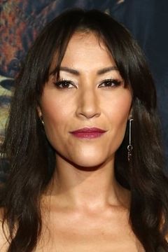 Eleanor Matsuura interpreta Michaela