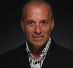 Gary Craig interpreta Jerry Catone