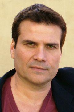 David Francis Calderazzo interpreta Bernie's Floor Manager