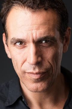 Christopher Sciueref interpreta Yeates