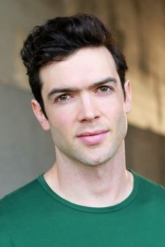 Ethan Peck interpreta Andre