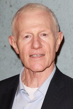 Raymond J. Barry interpreta Vice President Daniel Bender
