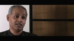 Satyajit Das interpreta Self - Derivatives Consultant