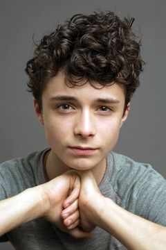 Lucas Jade Zumann interpreta Nathan / A