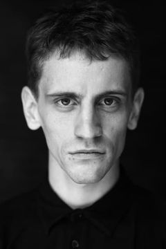 Jacob James Beswick interpreta Aggressive Dog Owner