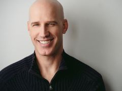 Joel Lacoursiere interpreta Cop At Rail Terminal