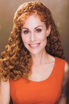 Margery Lowe interpreta Bridesmaid
