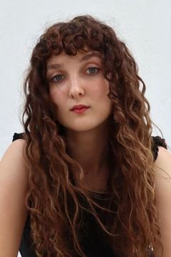 Kyra Janse van Rensburg interpreta Fiona
